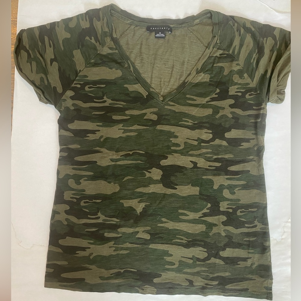 Sanctuary camouflage pattern cotton short sleeve v neck t shirt MEDIUM NWOT
